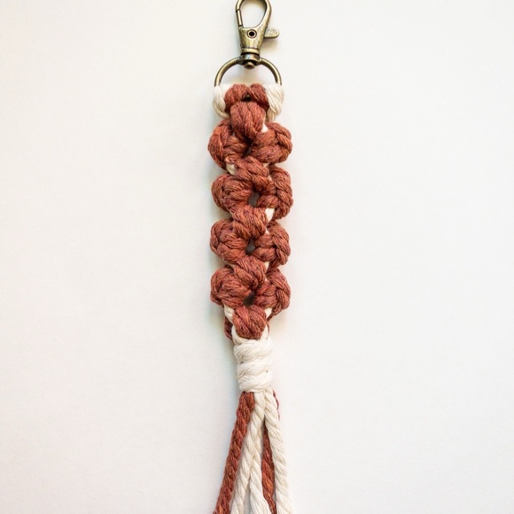 Macramé Flower Keychain - Handmade - Picture 5 of 7
